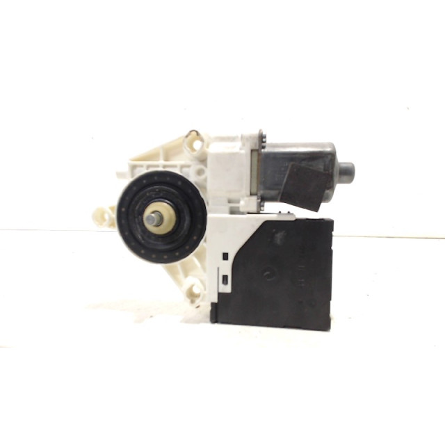 Electric window motor front right Audi A3 (8P1) (2004 - 2012) Hatchback 3-drs 2.0 16V TFSI (AXX)