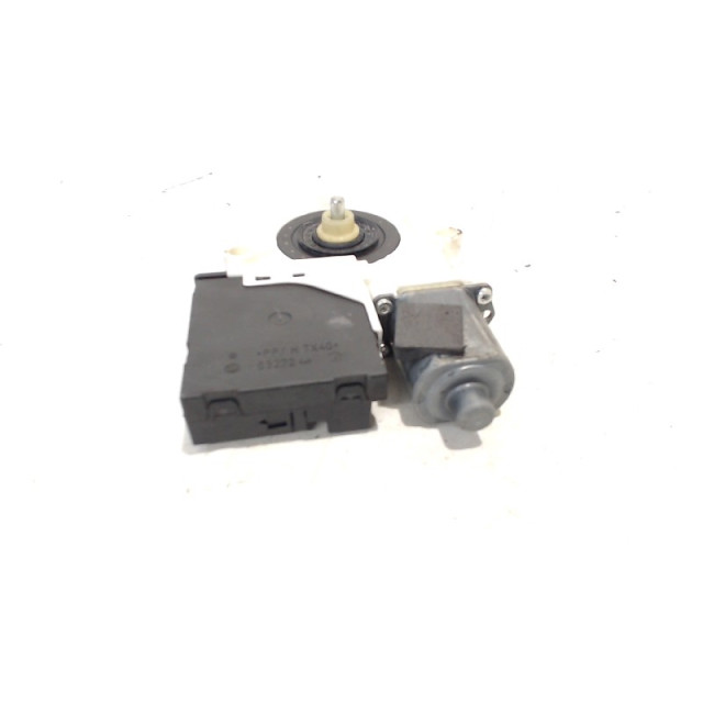 Electric window motor front right Audi A3 (8P1) (2004 - 2012) Hatchback 3-drs 2.0 16V TFSI (AXX)