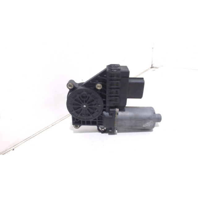 Electric window motor front right Ford Mondeo III Wagon (2004 - 2007) Combi 2.2 TDCi 16V (QJBA)