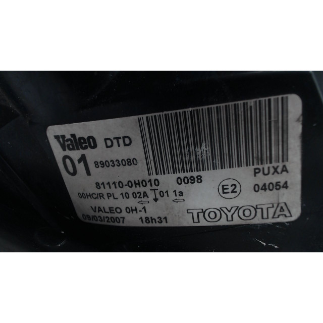 Right headlight Toyota Aygo (B10) (2005 - 2014) Hatchback 1.0 12V VVT-i (1KR-FE)