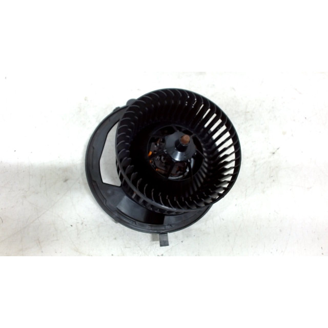 Heater fan motor Skoda Octavia Combi (5EAC) (2012 - 2020) Combi 5-drs 1.8 TSI 16V (CJSA)