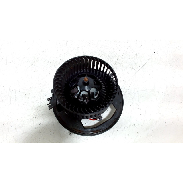 Heater fan motor Volkswagen Passat Variant (3G5) (2014 - present) Combi 1.6 TDI 16V (DCXA)