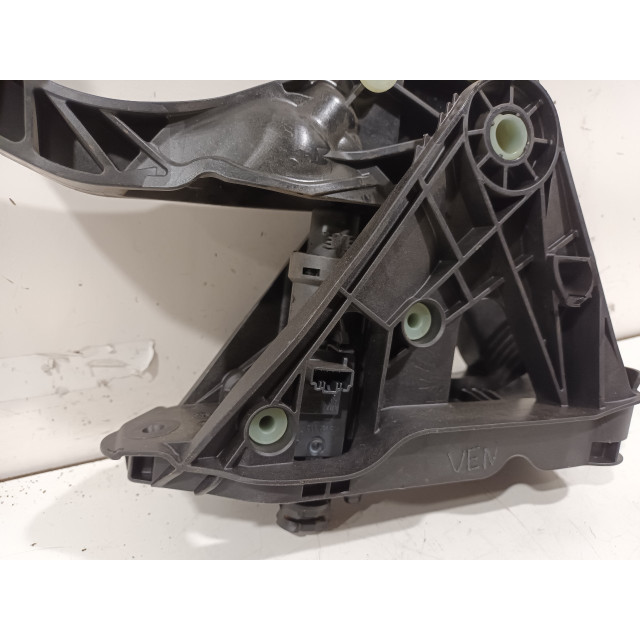 Clutch pedal Skoda Karoq (2020 - present) SUV 1.0 TSI 12V (DLAA)