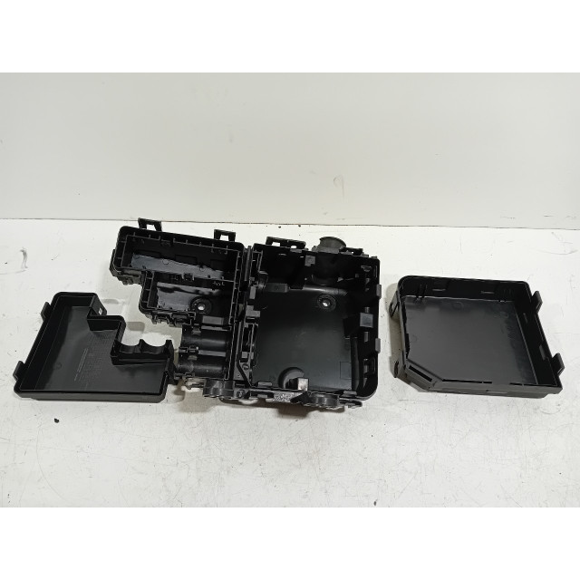 Fuse box Renault Kadjar (RFEH) (2015 - present) Kadjar (RFE) SUV 1.2 Energy TCE 130 (H5F-408)