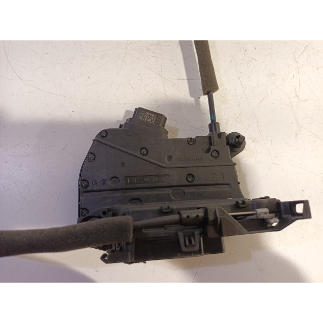 Locking mechanism door electric central locking front right Smart Fortwo Coupé (453.3) (2014 - present) Hatchback 3-drs 0.9 TCE 12V (M281.910)