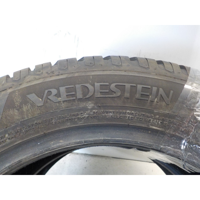 Tyre set 2 piece Winter 185/55 R15 vredestein Winter