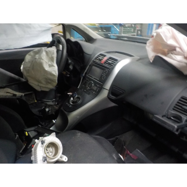 Rear windscreen wiper motor Toyota Auris (E15) (2010 - 2012) Hatchback 1.8 16V HSD Full Hybrid (2ZRFXE)