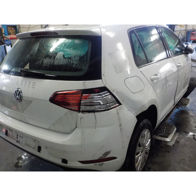 Tail light boot lid left Volkswagen Golf VII (AUA) (2016 - 2020) Hatchback 1.6 TDI BMT 16V (DGTE)