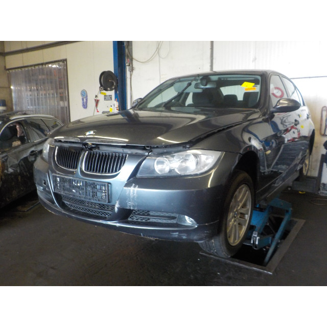 Headlamp grille left BMW 3 serie (E90) (2004 - 2011) Sedan 320d 16V (M47-D20(204D4))