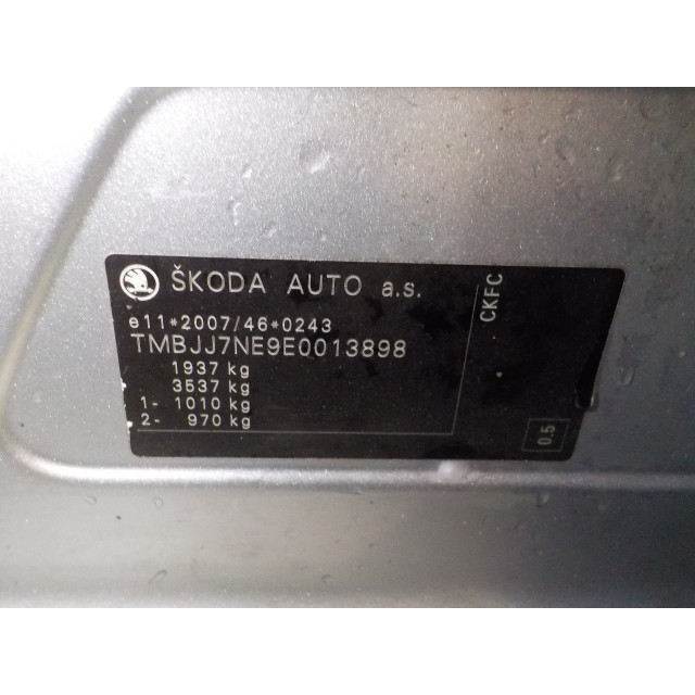 Bumper bar front Skoda Octavia Combi (5EAC) (2012 - 2020) Combi 2.0 TDI GreenTec 16V (CKFC(Euro 5))
