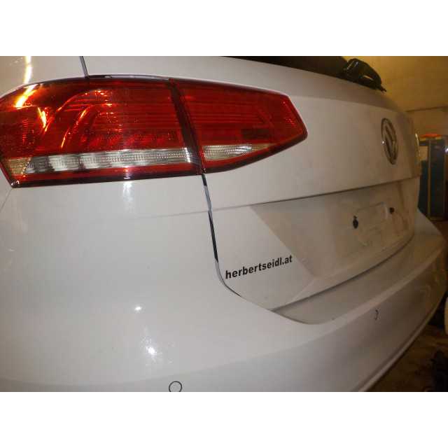 Bonnet left hinge Volkswagen Passat Variant (3G5) (2014 - present) Combi 2.0 TDI 16V 150 (CRLB)