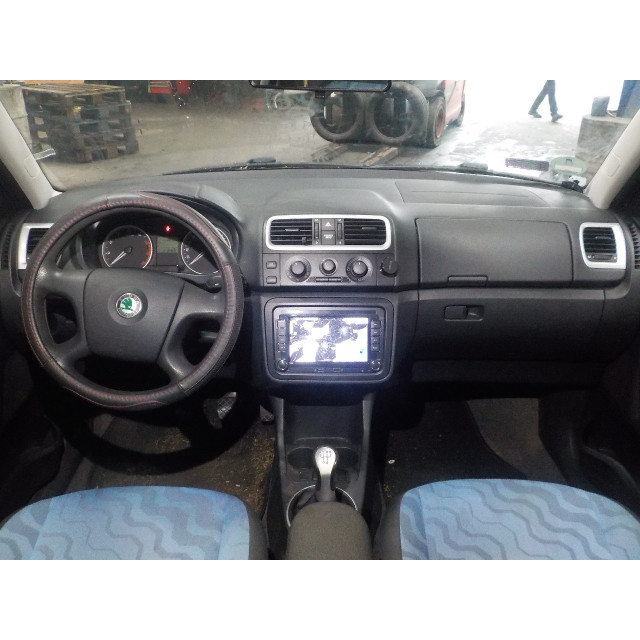 Front bumper Skoda Roomster (5J) (2006 - 2015) MPV 1.4 16V (BXW)