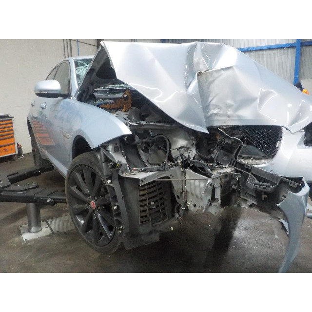Front windscreen wiper motor Jaguar XF (CC9) (2011 - 2015) Sedan 2.2 D 16V (224DT)