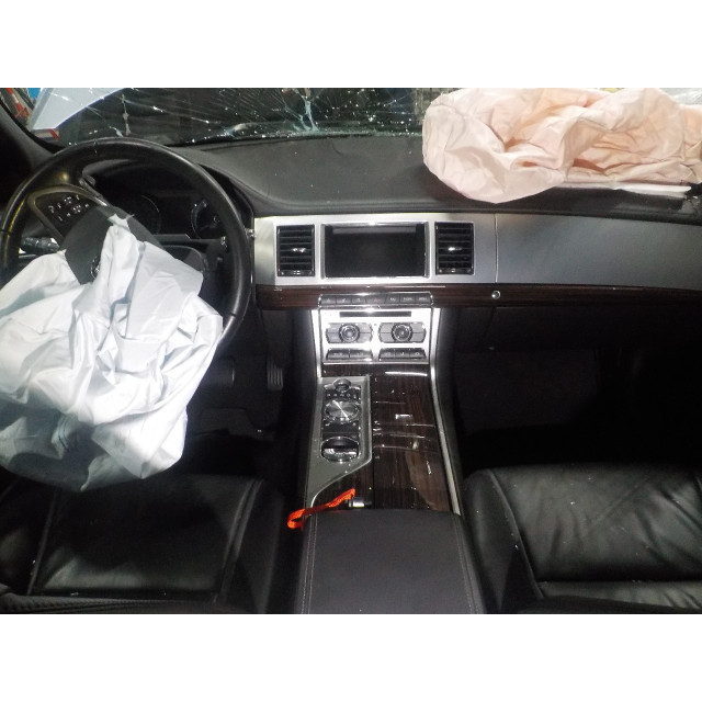 Seatbelt right rear Jaguar XF (CC9) (2011 - 2015) Sedan 2.2 D 16V (224DT)