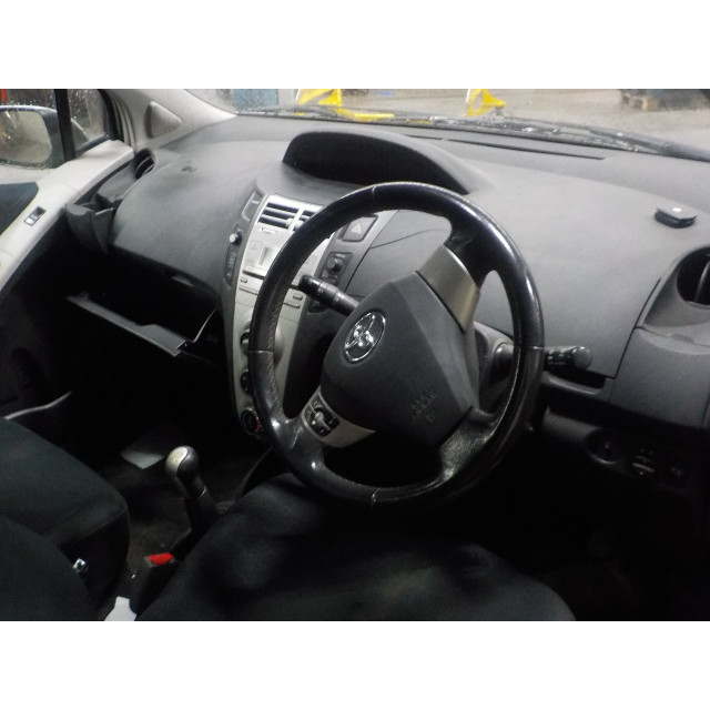 Locking mechanism door electric central locking front left Toyota Yaris II (P9) (2005 - 2010) Hatchback 1.3 16V VVT-i (2SZFE)