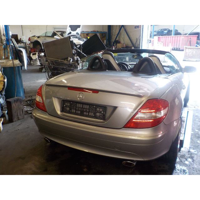 Wiper front left Mercedes-Benz SLK (R171) (2004 - 2011) Cabrio 3.5 350 V6 24V (M272.963)