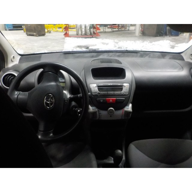 Door front left Toyota Aygo (B10) (2005 - 2014) Hatchback 1.0 12V VVT-i (1KR-FE)