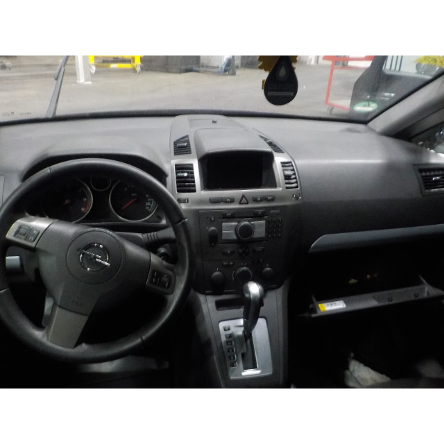 Caliper front left Vauxhall / Opel Zafira (M75) (2005 - 2015) MPV 1.9 CDTI 16V (Z19DTH(Euro 4))