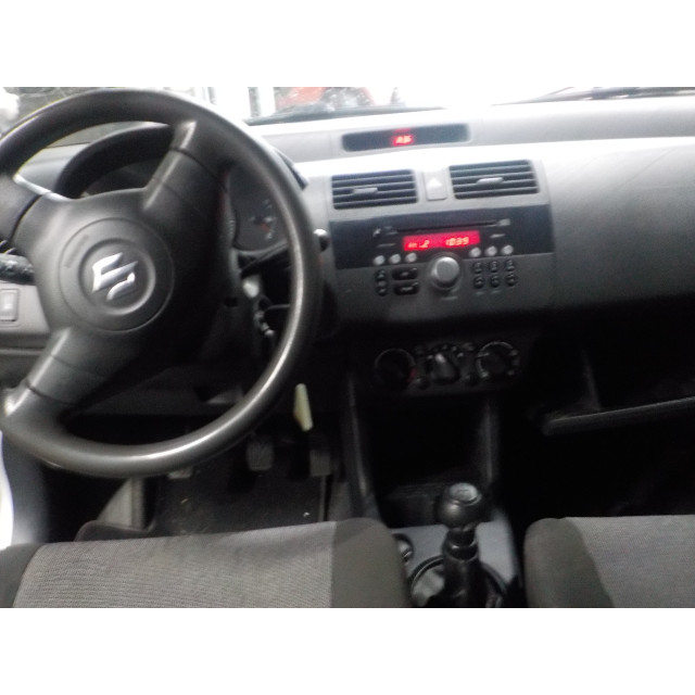 Seatbelt left front Suzuki Swift (ZA/ZC/ZD1/2/3/9) (2005 - 2010) Hatchback 1.3 VVT 16V (M13A VVT)