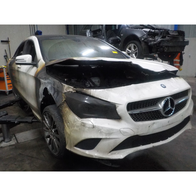 Grille Mercedes-Benz CLA (117.3) (2013 - 2019) Sedan 1.6 CLA-200 16V (M270.910)