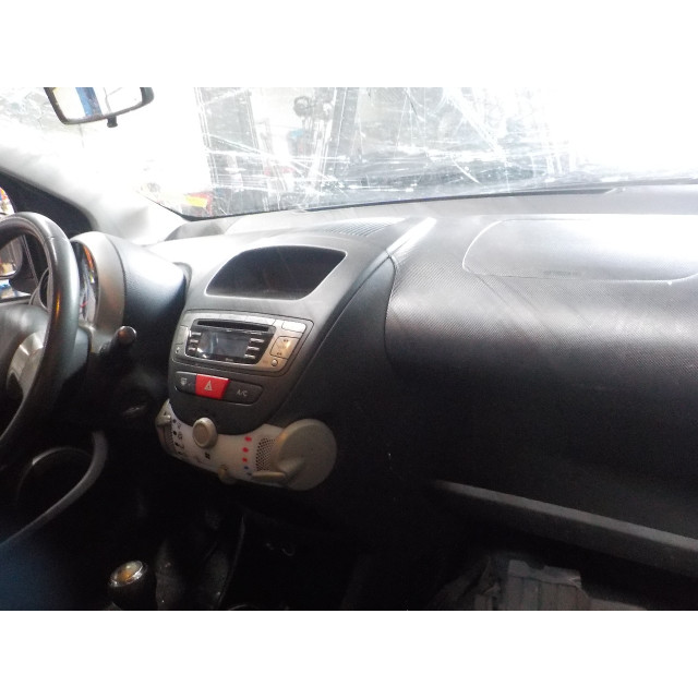Strut front left Toyota Aygo (B10) (2005 - 2014) Hatchback 1.0 12V VVT-i (1KR-FE)