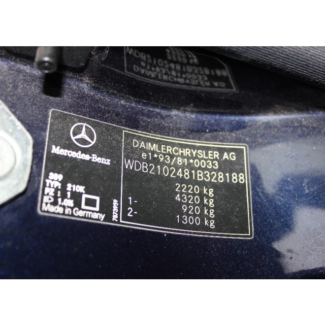 Tail light boot lid right Mercedes-Benz E Combi (S210) (2000 - 2003) Combi 2.0 E-200K 16V (M111.957)