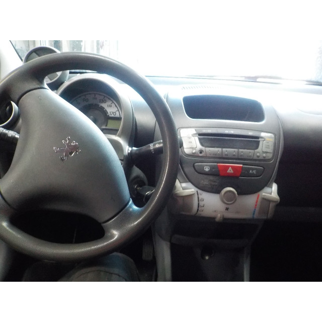 Left headlight Peugeot 107 (2005 - 2014) Hatchback 1.0 12V (384F(1KR))