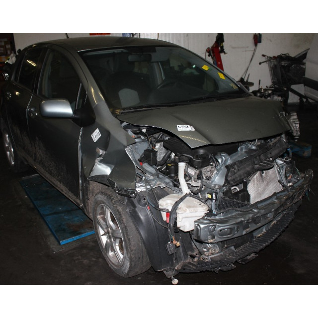 Wiper mechanism front Toyota Yaris II (P9) (2008 - 2011) Hatchback 1.33 16V Dual VVT-I (1NRFE)