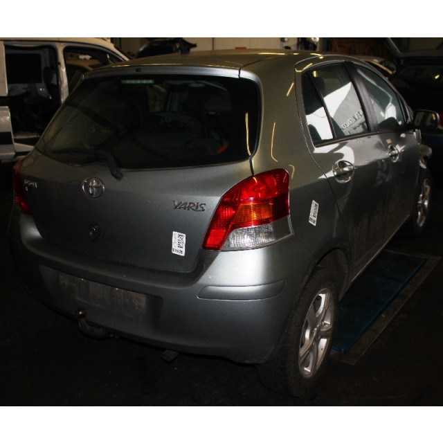 Wiper mechanism front Toyota Yaris II (P9) (2008 - 2011) Hatchback 1.33 16V Dual VVT-I (1NRFE)