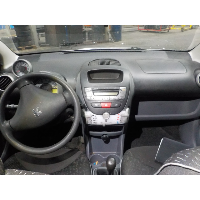 Outside mirror left Peugeot 107 (2005 - 2014) Hatchback 1.0 12V (384F(1KR))