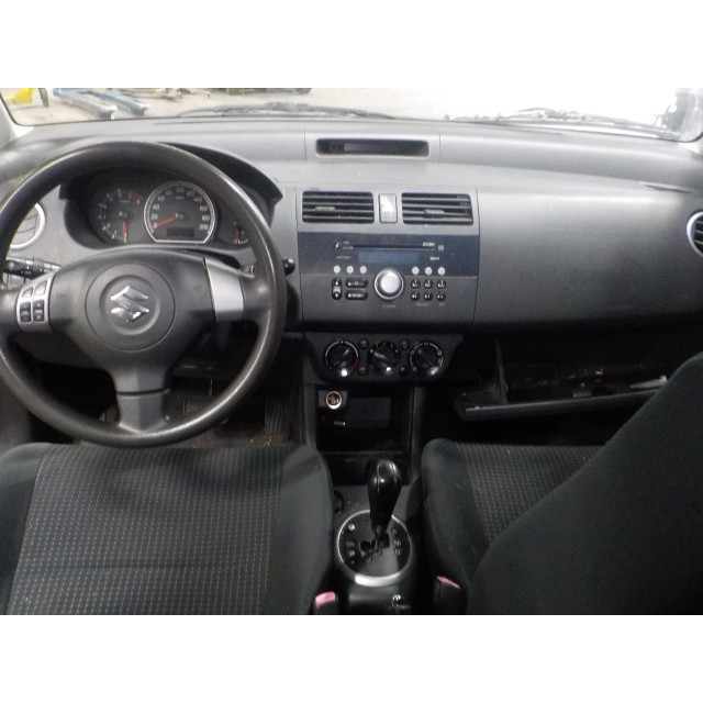Cockpit Suzuki Swift (ZA/ZC/ZD1/2/3/9) (2005 - 2010) Hatchback 1.3 VVT 16V (M13A VVT)