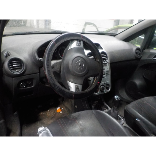 Seatbelt right front Vauxhall / Opel Corsa D (2011 - 2014) Hatchback 1.2 16V ecoFLEX Bi-Fuel (A12XER(Euro 5))