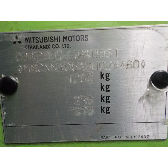 Fuse box Mitsubishi Space Star (A0) (2012 - present) Space Star Hatchback 1.0 12V Mivec AS&G (3A90)