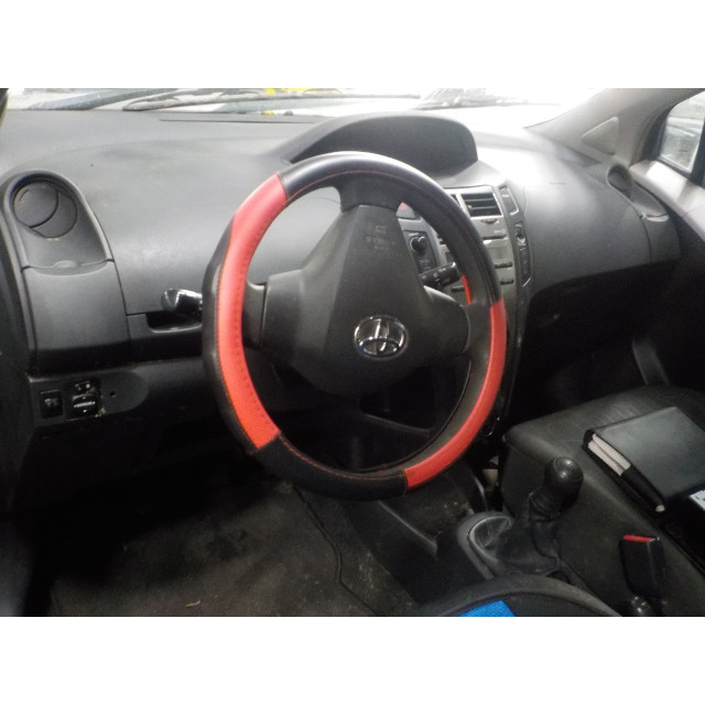 Seatbelt left front Toyota Yaris II (P9) (2005 - 2011) Hatchback 1.0 12V VVT-i (1KR-FE)