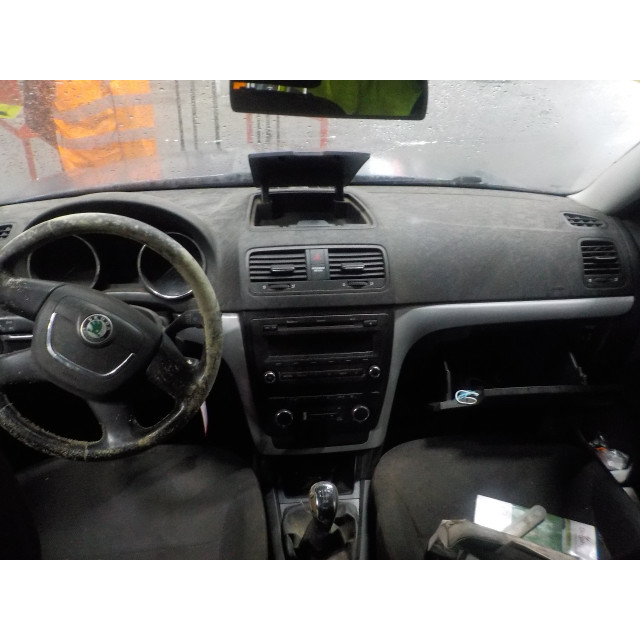 Rear windscreen wiper motor Skoda Yeti (5LAC) (2009 - 2017) SUV 2.0 TDI 16V 4x4 (CFHA)