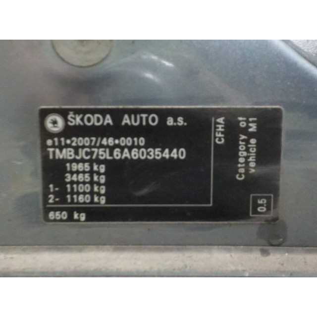 Outside mirror left electric Skoda Yeti (5LAC) (2009 - 2017) SUV 2.0 TDI 16V (CFHA)