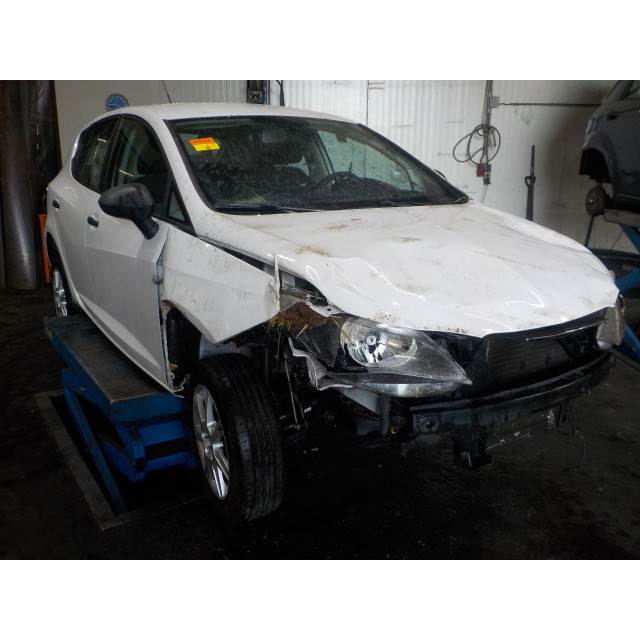 Outside mirror left Seat Ibiza IV (6J5) (2009 - 2011) Hatchback 5-drs 1.2 12V (CGPB)