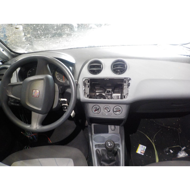 Outside mirror left Seat Ibiza IV (6J5) (2009 - 2011) Hatchback 5-drs 1.2 12V (CGPB)