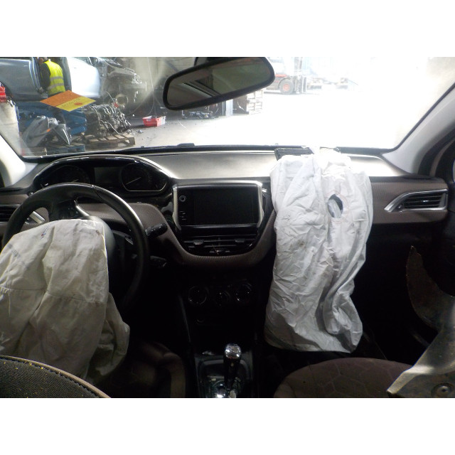 Seatbelt right rear Peugeot 2008 (CU) (2013 - 2018) MPV 1.2 Vti 12V PureTech 82 (EB2F(HMZ))