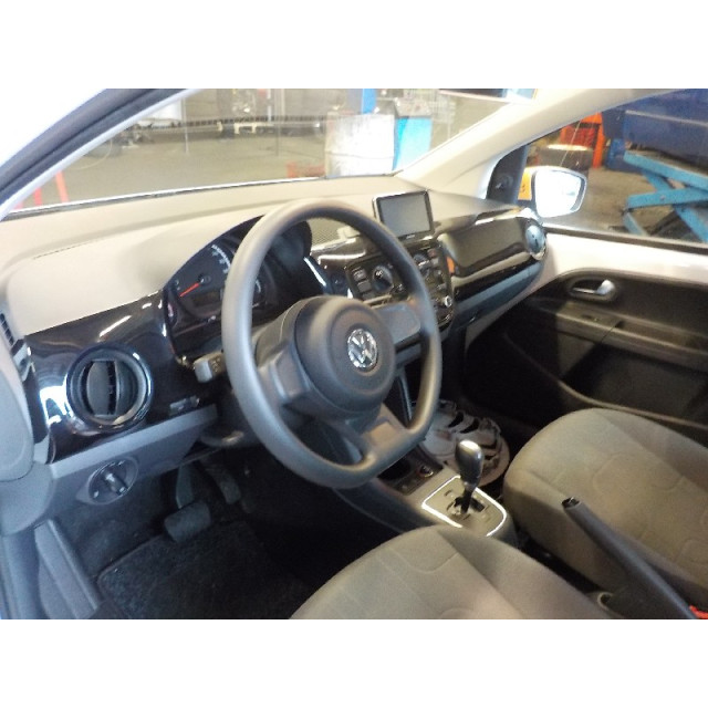 Seatbelt right rear Volkswagen Up! (121) (2011 - present) Hatchback 1.0 12V 60 (CHYA(Euro 6))