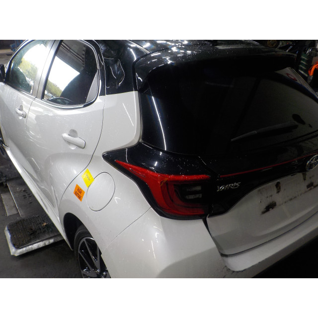 Fuel filler flap Toyota Yaris IV (P21/PA1/PH1) (2020 - present) Hatchback 1.5 12V Hybrid (M15AFXE)