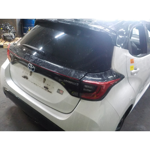 Fuel filler flap Toyota Yaris IV (P21/PA1/PH1) (2020 - present) Hatchback 1.5 12V Hybrid (M15AFXE)