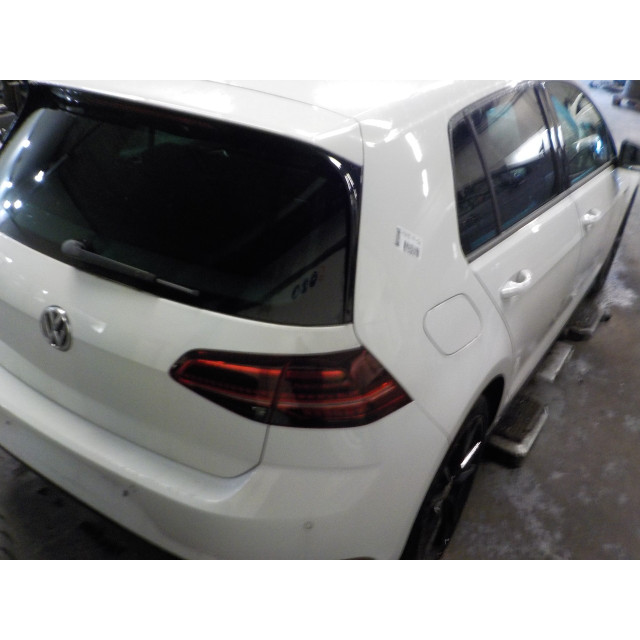 Bumper bracket rear Volkswagen Golf VII (AUA) (2016 - 2020) Hatchback 1.0 TSI 12V (CHZC(Euro 6))